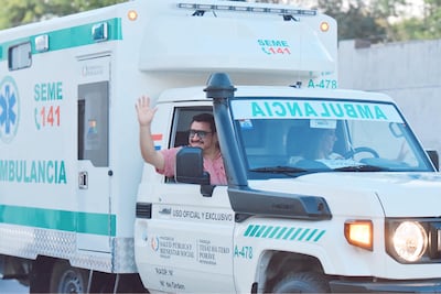 Gustavo Penayo y la gobernadora Norma Zárate con la ambulancia estatal.
