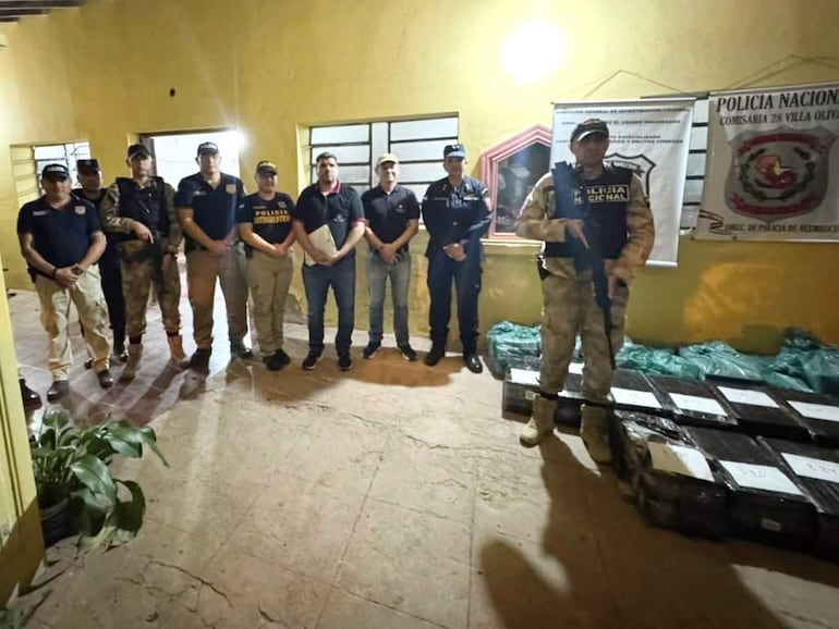 María Achucarro en uniforme azul, rodeada de policías y fiscales en la Comisaría 28, con cajas de marihuana en el suelo.