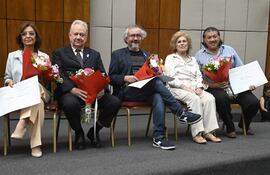 Elizabeth Arzamendia, Gustavo Laterza, Rolando Chaparro, Esperanza Gill y Mario Toñánez son los Maestros del Arte 2023. Esta mañana recibieron la distinción otorgada por el Cabildo.