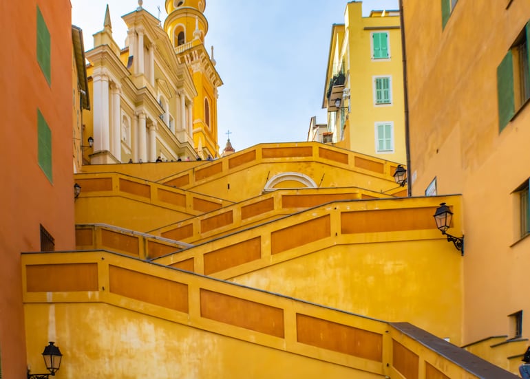 Las emblemáticas escaleras amarillas de Menton - L’Escalier Jaune de Menton; les Rampes de Saint Michel, Francia.