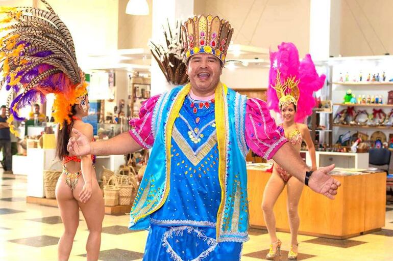 El Rey Momo Eduardo Olmedo junto a sus bellas bailarinas.