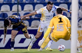 En una clara jugada de Luqueño, Walter González elude a Agustín da Silveira pero su disparo fue inofensivo ante el portero Matías Dufour.