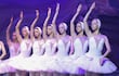 Varias bailarinas actúan durante el pase gráfico del cuento de hadas-ballet "El lago de los cisnes" en Madrid. EFE/Víctor Lerena