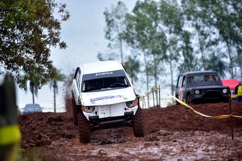 Competencia off-road en el Club Cateura 4x4 en Ybycuí.