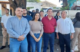 Guido González en camisa roja, junto a Jazmín Narváez y Carlos Liseras, en un local de votación de Lambaré, en el marco de las elecciones internas de la ANR.