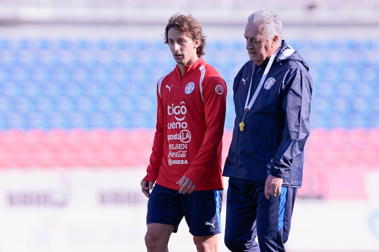 El argentino Gustavo Alfaro, seleccionador de Paraguay, durante un entrenamiento de la Albirroja en el estadio de Panionos FC, en Atenas, Grecia.