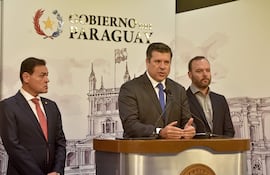 Conferencia de prensa sobre Itaipú, en Mburuvicha Róga. Participaron el canciller nacional, Rubén Ramírez; el jefe de Gabinete Civil, Javier Giménez y el ministro del Ambiente, Rolando de Barros Barreto.