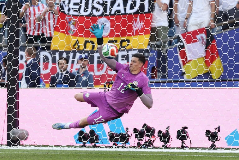 Orlando Gill de Paraguay detiene el primer penal de Alemania cobrado por Kai Havertz de Alemania durante la tanda de penales en el partido de los dieciseisavos de final de la Copa Mundial de la FIFA 2026 entre Alemania y Paraguay en el Boston Stadium, en Foxborough, Massachusetts.