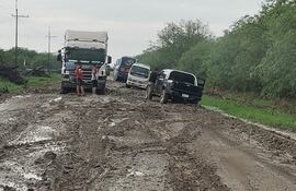 Esta es una escena de la semana pasada, con la llegada de las primeras lluvias luego de 5 largos meses de sequía, quedaron destrozados los caminos.