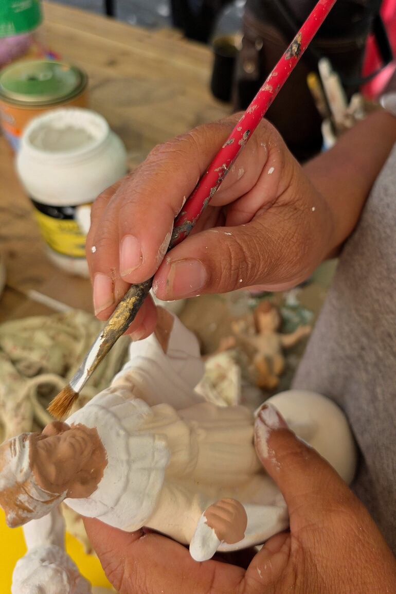 Proceso de pintura de personajes del pesebre.