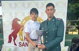 Fernando González, junto a su profesor, se coronó campeón de la categoría 0,80 metro.