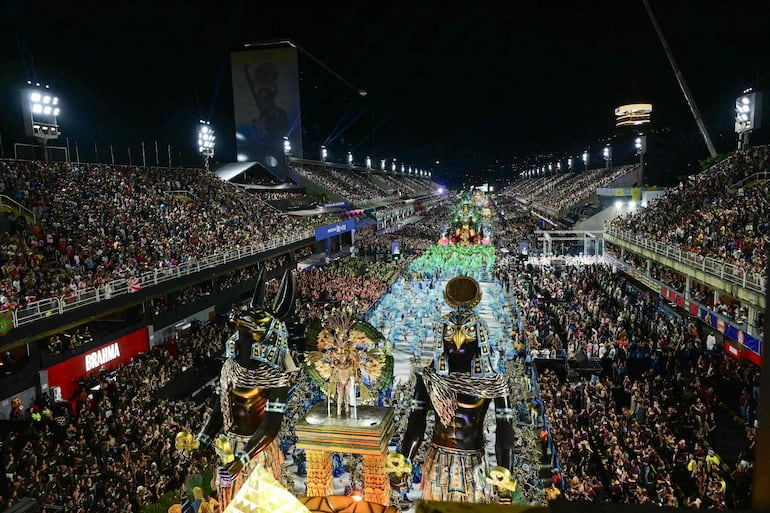 La escola Paraiso do Tuiuti durante su paso por el sambódromo de Río de Janeiro.