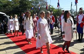 El blanco fue el color recurrente de las invitadas a la ceremonia de asunción al mando de Santiago Peña así como en el Tedeum. En principio, se ajusta al protocolo. Sin embargo parecía una colación de secundaria.