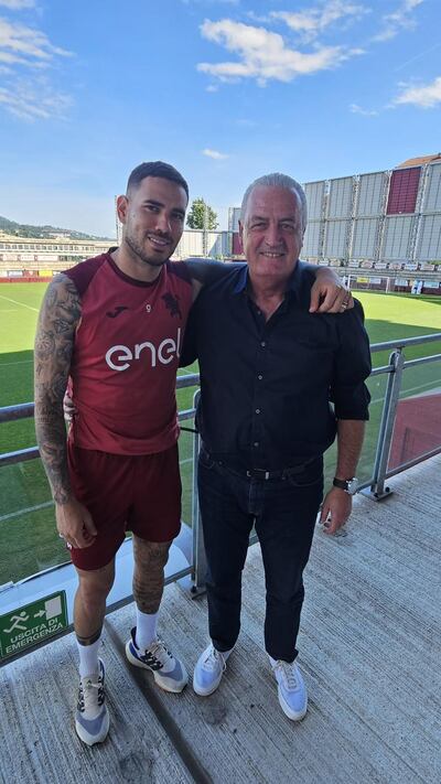 El entrenador de selección paraguaya, Gustavo Alfaro durante la reunión con el atacante Antonio Sanabria en Torino.