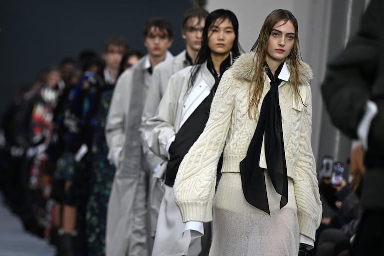 Diseños de Sacai en en Paris Fashion Week.