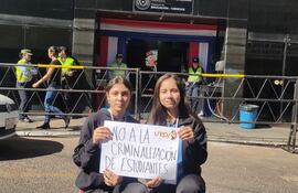 Valeria Zayas (izquierda) y Mercedes Montiel (derecha), representantes de la UNEPY, frente al Ministerio de Educación y Ciencias.