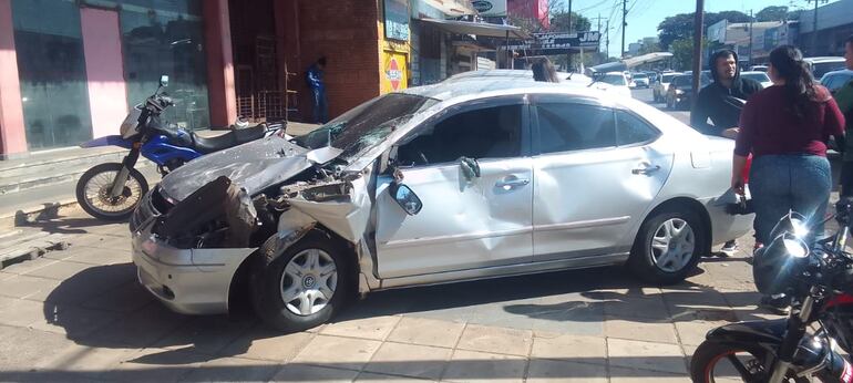 Vehículo afectado por el vuelco de la camioneta Kia Sportage en el accidente múltiple sobre Eusebio Ayala.