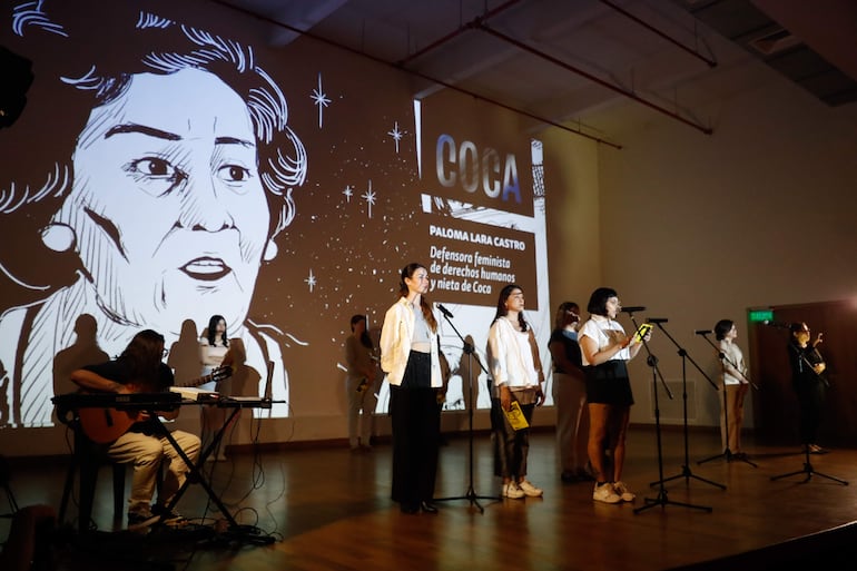 Mujeres leen apartes de un libro este martes, durante un evento de lanzamiento en Asunción.