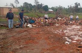 Las autoridades locales, departamentales y nacionales recorrieron la zona afectada por el tonado en la compañía Guaicá de San Estanislao.