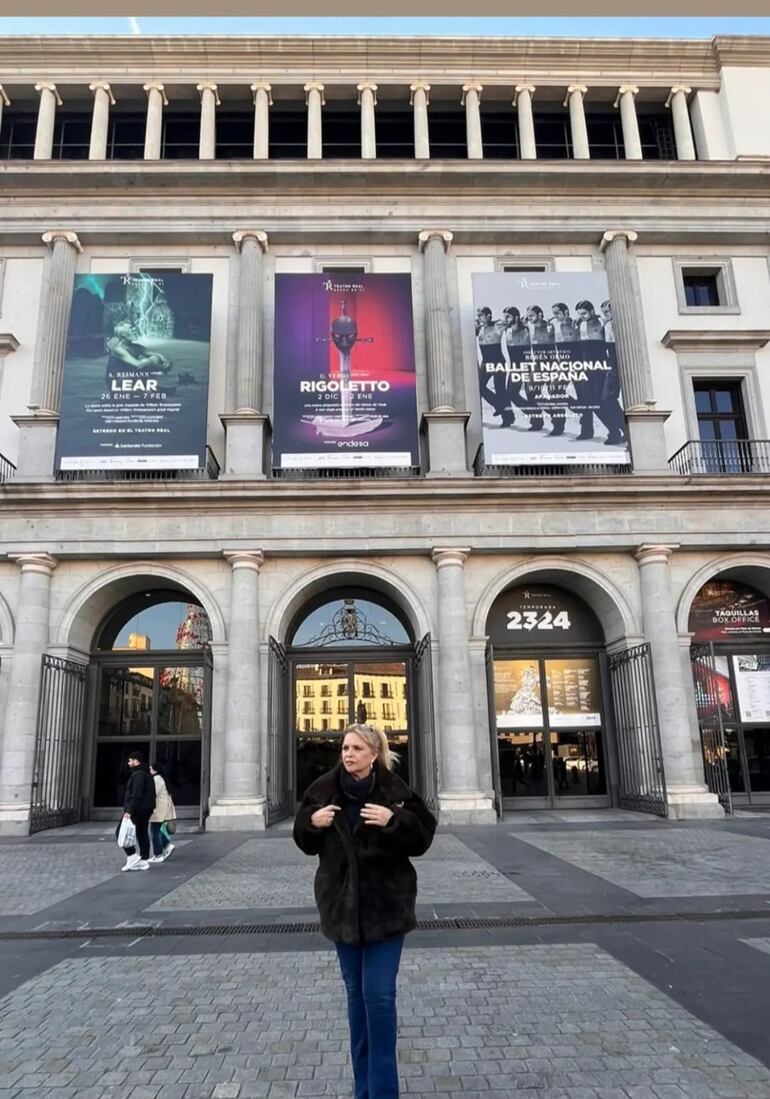 Adela Mercado posando frente a la Ópera de Madrid. (Instagram/Adela Mercado)