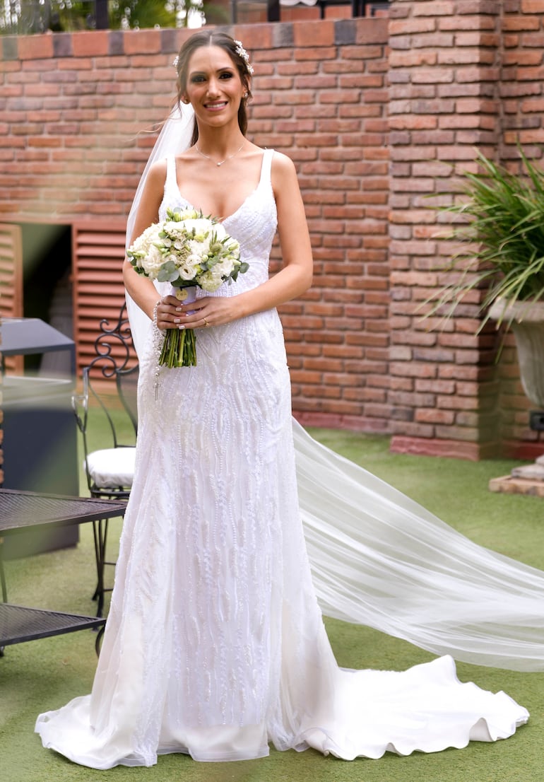La novia lució un vestido muy moderno confeccionado por Caburé & Negro Vázquez.