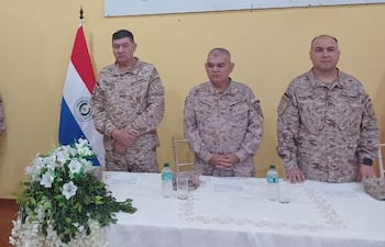 El comisario general inspector Jorge Ramón Aquino Aguayo (i) asumió esta mañana como director de Policía Nacional en Alto Paraná.