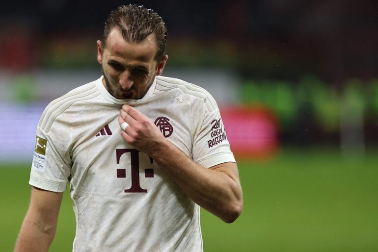 El inglés Harry Kane lamenta la derrota por goleada del Bayern Múnich ante el Frankfurt por la Bundesliga.