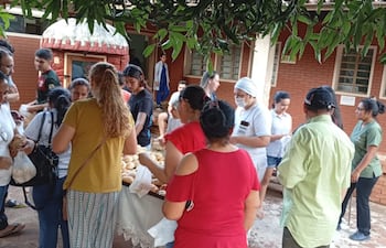 Luciano Ortiz Godoy entregó panificados a pacientes, familiares y personal de salud del Hospital Regional, celebrando la llegada del año con un gesto de acompañamiento y empatía.