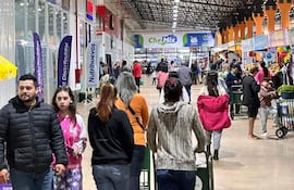 Gente comprando en el Abasto Este