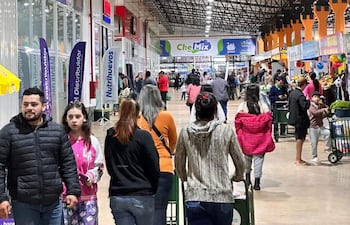Gente comprando en el Abasto Este