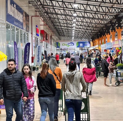 Gente comprando en el Abasto Este