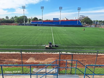 El empastado sintético del estadio Ricardo Grégor del Independiente de Campo Grande está listo. En el fondo se observa la tribuna Trapezoide, con las torres de iluminación incrustadas y que generan cierta dificultad para los espectadores que se ubican detrás de los mismos. El coliseo tiene un moderno sistema de iluminación LED.