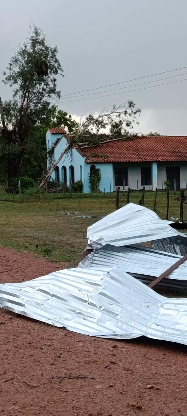 Parte del techo de una casa fue a parar cerca de la capilla, cuya estructura también se vio afectada por la tormenta.