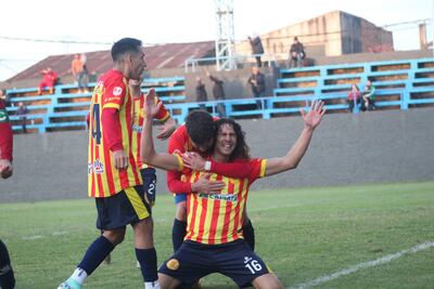 El atyreño César Fabián Arce Gamarra (28 años) celebra el tanto que le dio el triunfo a Martín Ledesma en el último minuto.
