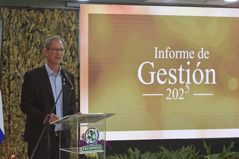 Alfred Fast, presidente de la Fecoprod dando las palabras de bienvenida a los socios, diplomáticos y autoridades nacionales. 