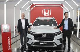 Camilo Carrizosa Galiano y su hijo Camilo Carrizosa Llano en la presentación del Honda BR-V.