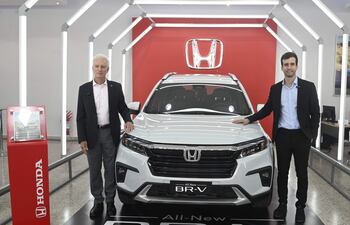 Camilo Carrizosa Galiano y su hijo Camilo Carrizosa Llano en la presentación del Honda BR-V.