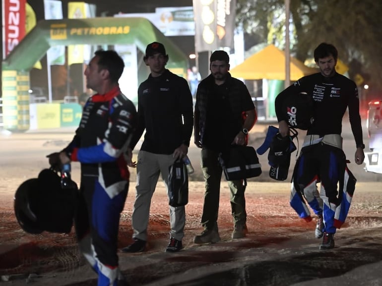 Los hermanos Migue y Fau (d) Zaldívar llegan al Parque Cerrado para iniciar la Etapa 2 del Rally del Chaco 2026.