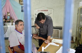 diariamente-el-doctor-arturo-rabito-debe-atender-entre-30-y-50-pacientes-en-un-improvisado-puesto-de-salud-en-la-chacarita-ademas-debe-recorrer-cinc-223506000000-1123612.jpg