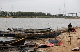 La crisis golpea al sector de los pescadores en esta que es considerada la peor bajante del río Paraguay desde que existen registros oficiales. EFE/ Juan Pablo Pino