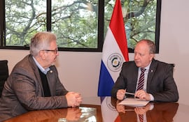 El presidente de la Unión Industrial Paraguaya, Ing. Enrique Duarte (i), y el ministro de Economía y Finanzas, Carlos Fernández Valdovinos (d), durante una reunión institucional a mediados del 2025. Foto de archivo.