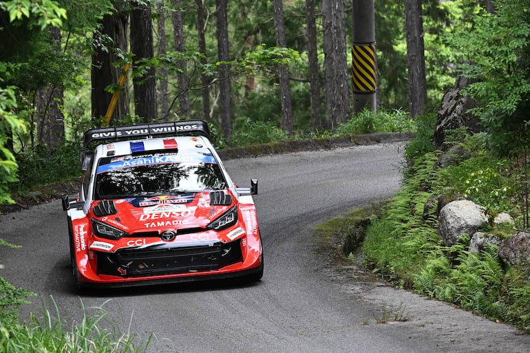 Sébastien Ogier y Vincent Landais (Toyota GR Yaris Rally1) durante la disputa del Rally de Japón.