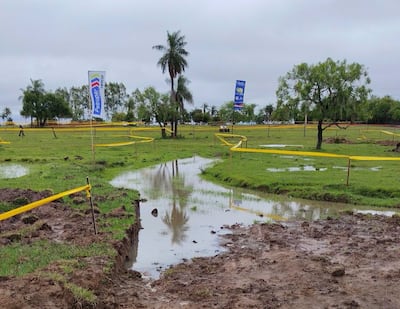 Así quedó el trazado, con mucha agua, después de las lluvias que cayeron en la zona. Habrá mucho barro este domingo en Ybycuí y el espectáculo está más que asegurado.