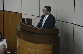 Dr. Gustavo Ayala se dirige al pleno del Senado durante el homenaje a su labor como médico investigador