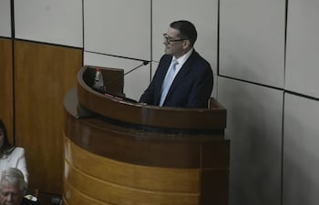 Dr. Gustavo Ayala se dirige al pleno del Senado durante el homenaje a su labor como médico investigador