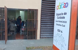 Alumnos del colegio San Francisco ingresaron a locales del Ministerio de la Niñez para resguardarse del intenso frío y dar clases.