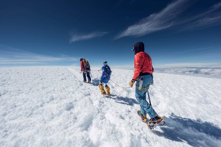Fotografía del 5 de Junio de 2026 cedida por David Gutiérrez del robot humanoide llamado Pemba (c) en la cumbre del volcán Chimborazo.