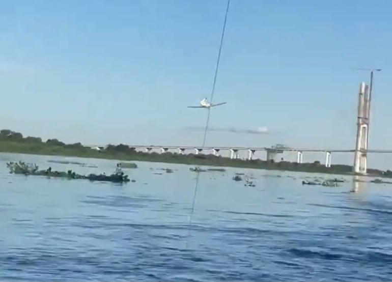 Un avión vuela en las proximidades del puente.