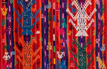 Detalle de uno de los textiles que integra la muestra "Tejer mundo, tramar paisaje" que se habilitará en la Casa de la Integración de CAF.