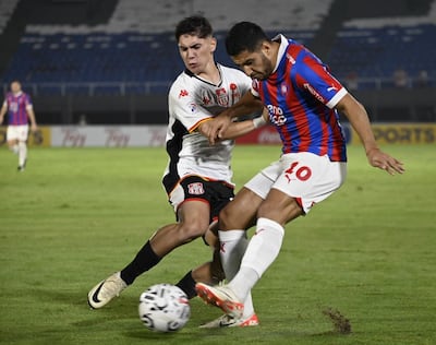 Cecilio Domínguez intenta hacer llegar el balón al área de General Caballero